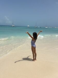 Hija de Lorena Molinero en la playa