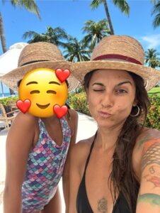 Lorena Molinero con su hija en México